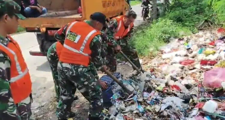 Satgas Sampah Koramil Mauk Bersihkan Tumpukan Sampah Pasca Lebaran