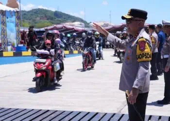 MENGAMANKAN JALUR BALIK : Personel Polda Banten mengamankan jalur balik Lebaran 2026. (ISTIMEWA)