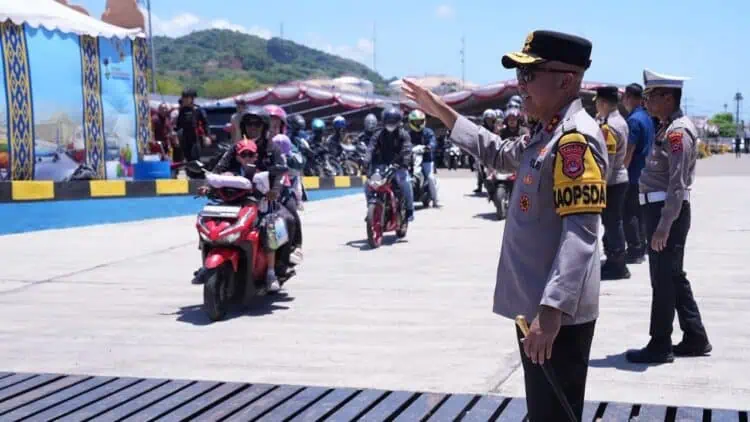 MENGAMANKAN JALUR BALIK : Personel Polda Banten mengamankan jalur balik Lebaran 2026. (ISTIMEWA)