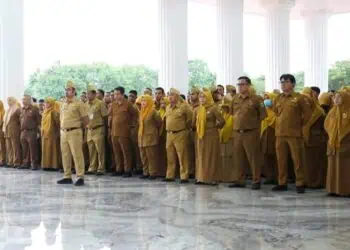 APEL : Sejumlah pegawai Pemprov Banten mengikuti apel pagi. Hingga saat ini, Pemprov Banten belum membahas rencana penerapan WFH.(DOKUMEN/SATELITNEWS.COM)