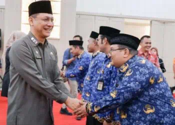 MENYALAMI PEGAWAI : Sekda Banten menyalami pegawai struktural yang dilantik beberapa waktu lalu. Saat ini, Pemprov Banten sedang menerapkan kebijakan WFA hingga tiga hari kedepan, otomatis hanya sekira 50 persen pegawai Pemprov Banten yang masuk kantor. (ADIB/SATELITNEWS.COM)