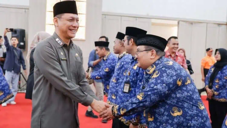 MENYALAMI PEGAWAI : Sekda Banten menyalami pegawai struktural yang dilantik beberapa waktu lalu. Saat ini, Pemprov Banten sedang menerapkan kebijakan WFA hingga tiga hari kedepan, otomatis hanya sekira 50 persen pegawai Pemprov Banten yang masuk kantor. (ADIB/SATELITNEWS.COM)