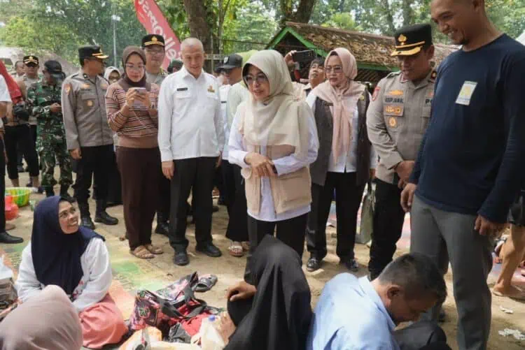Pantai Carita Dipadati Wisatawan, Bupati Dewi Monitoring Pos Pengamanan dan Tempat Wisata