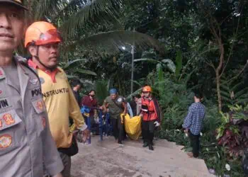 Tim SAR gabungan, mengevakuasi korban tenggelam di lokasi Wisata Pesona Curug Goong, Kecamatan Mandalawangi, Kabupaten Pandeglang, Rabu (25/3/2026). (ISTIMEWA)