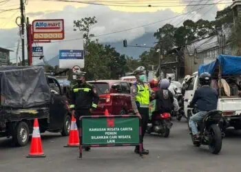 MENGAMANKAN JALUR BALIK : Personel Polda Banten mengamankan jalur balik Lebaran 2026.(DOKUMEN/SATELITNEWS.COM)