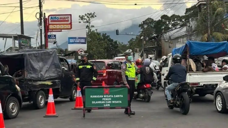 MENGAMANKAN JALUR BALIK : Personel Polda Banten mengamankan jalur balik Lebaran 2026.(DOKUMEN/SATELITNEWS.COM)