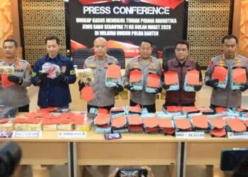 BARBUK NARKOBA : Kapolda Banten Irjenpol Hengki dan jajaran menunjukkan barbuk narkoba jenis sabu. (ISTIMEWA)