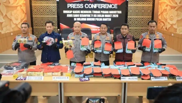 BARBUK NARKOBA : Kapolda Banten Irjenpol Hengki dan jajaran menunjukkan barbuk narkoba jenis sabu. (ISTIMEWA)
