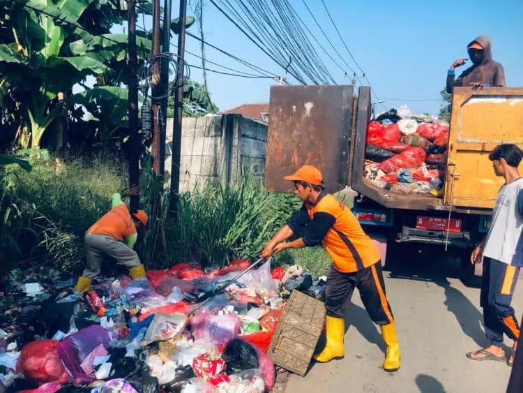 Sampah Menumpuk Usai Lebaran, Warga Tigaraksa Keluhkan Pengangkutan Lambat