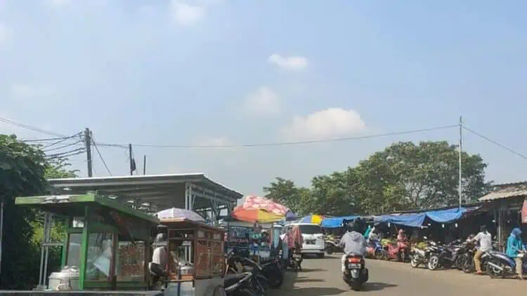 PKL Kembali Padati Bahu Jalan Sentiong, Pedagang dan Pengguna Jalan Mengeluh