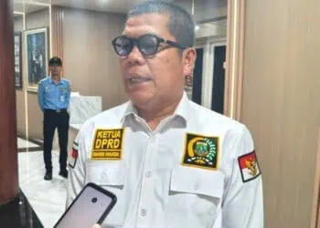 MEMBERIKAN KETERANGAN : Ketua DPRD Banten memberikan keterangan kepada wartawan terkait rencana kebijakan WFH. (ADIB FAHRI/SATELITNEWS.COM)