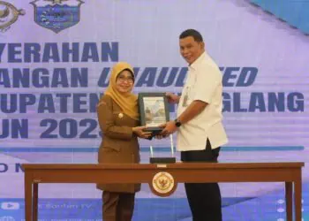 SERAHKAN LKPD - Bupati Pandeglang Raden Dewi Setiani, serahkan LKPD Unaudited Tahun 2025 Ke BPK Perwakilan Provinsi Banten. (ISTIMEWA)