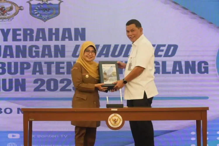 SERAHKAN LKPD - Bupati Pandeglang Raden Dewi Setiani, serahkan LKPD Unaudited Tahun 2025 Ke BPK Perwakilan Provinsi Banten. (ISTIMEWA)