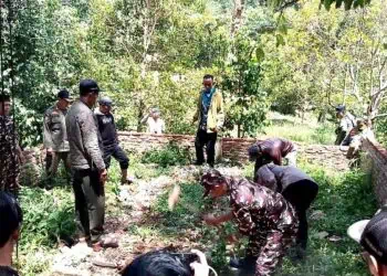 PEMBONGKARAN MAKAM - Warga bersama aparat, membongkar makam keramat yang diduga palsu, di Kampung Jaura, Desa Panjangjaya, Kecamatan Mandalawangi, Kabupaten Pandeglang, Senin (30/3/2026). (ISTIMEWA)