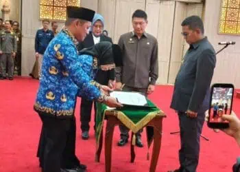 PENANDATANGANAN BERITA ACARA : Gubernur Banten Andra Soni menyaksikan penandatanganan berita acara rotasi dan mutasi jabatan eselon III dan IV. (ADIB FAHRI/SATELITNEWS.COM)
