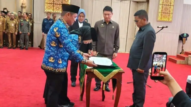 PENANDATANGANAN BERITA ACARA : Gubernur Banten Andra Soni menyaksikan penandatanganan berita acara rotasi dan mutasi jabatan eselon III dan IV. (ADIB FAHRI/SATELITNEWS.COM)