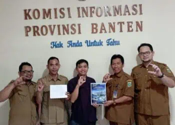 MENYERAHKAN LLIP : Pegawai BPKAD Banten menyerahkan dokumen LLIP ke KI. (ISTIMEWA)