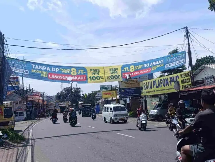 Banyak Spanduk Melintang di Jalan Aria Putra, Satpol PP Tangsel: Harusnya Trantib Peka