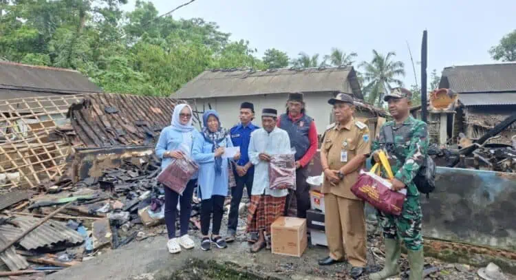 Rumah Warga Patia Ludes Terbakar, Dinsos Pandeglang Salurkan Bantuan Kedaruratan