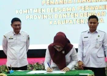 MENANDATANGANI BERITA ACARA : Sekda Banten Deden Apriandhi (kiri) menyaksikan penandatanganan berita acar pengoptimalan pelayanan MBG 3B di Provinsi Banten. (ISTIMEWA)