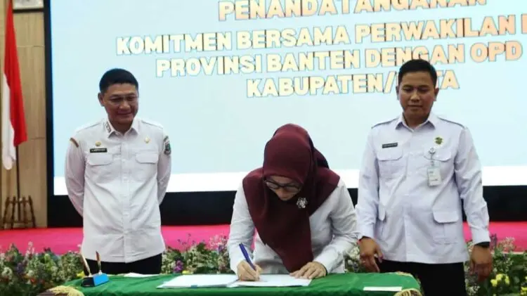 MENANDATANGANI BERITA ACARA : Sekda Banten Deden Apriandhi (kiri) menyaksikan penandatanganan berita acar pengoptimalan pelayanan MBG 3B di Provinsi Banten. (ISTIMEWA)
