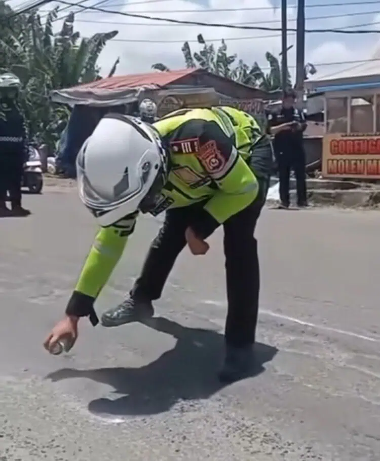 Antisipasi Kecelakaan, Polantas Polres Pandeglang Tandai Lubang di Jalur Mudik