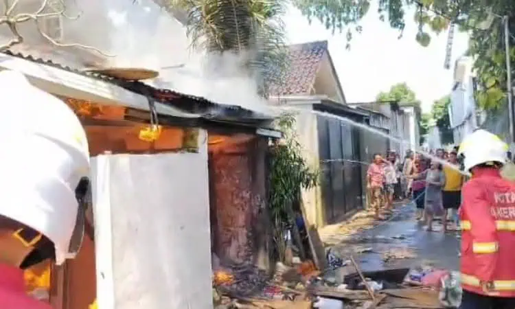 Diduga dari Sambaran Kompor, Rumah Warga Pinang Terbakar