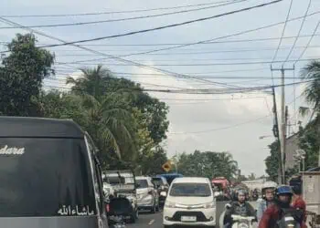 Kemacetan di jalur Kadubanen - Cipacung, akibat volume kendaraan menuju lokasi wisata mulai meningkat, Selasa (24/3/2026). (MARDIANA/SATELITNEWS.COM)