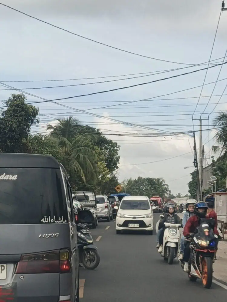 Kemacetan di jalur Kadubanen - Cipacung, akibat volume kendaraan menuju lokasi wisata mulai meningkat, Selasa (24/3/2026). (MARDIANA/SATELITNEWS.COM)