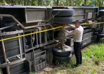 Mikrobus di Lebak Terperosok Masuk Bawah Tebing, Belasan Penumpang Luka