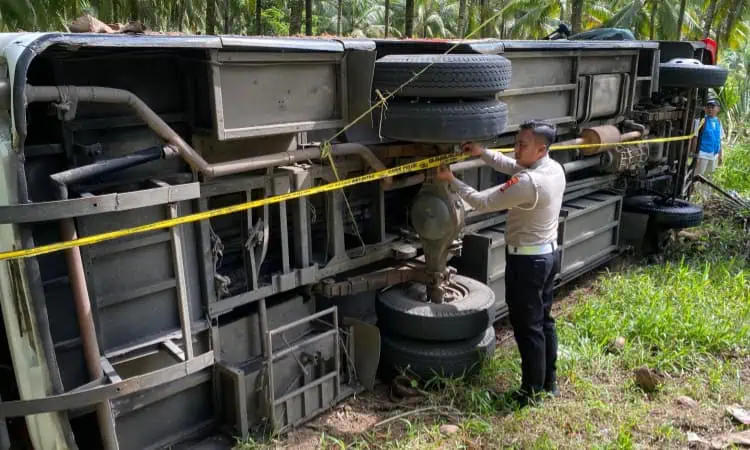 Mikrobus di Lebak Terperosok Masuk Bawah Tebing, Belasan Penumpang Luka