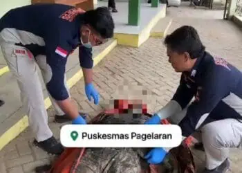 Sesosok mayat dievakuasi ke Puskesmas Pagelaran, Kabupaten Pandeglang. (ISTIMEWA)