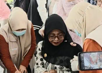 Bupati Pandeglang Raden Dewi Setiani, ikuti Cek Kesehatan Gratis (CKG), di Alun-alun Pandeglang, Selasa (31/3/2026). (MARDIANA/SATELITNEWS.COM)