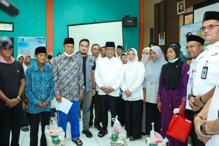 Pemprov Banten Salurkan Bantuan Beras dan Ayam untuk Ribuan Keluarga