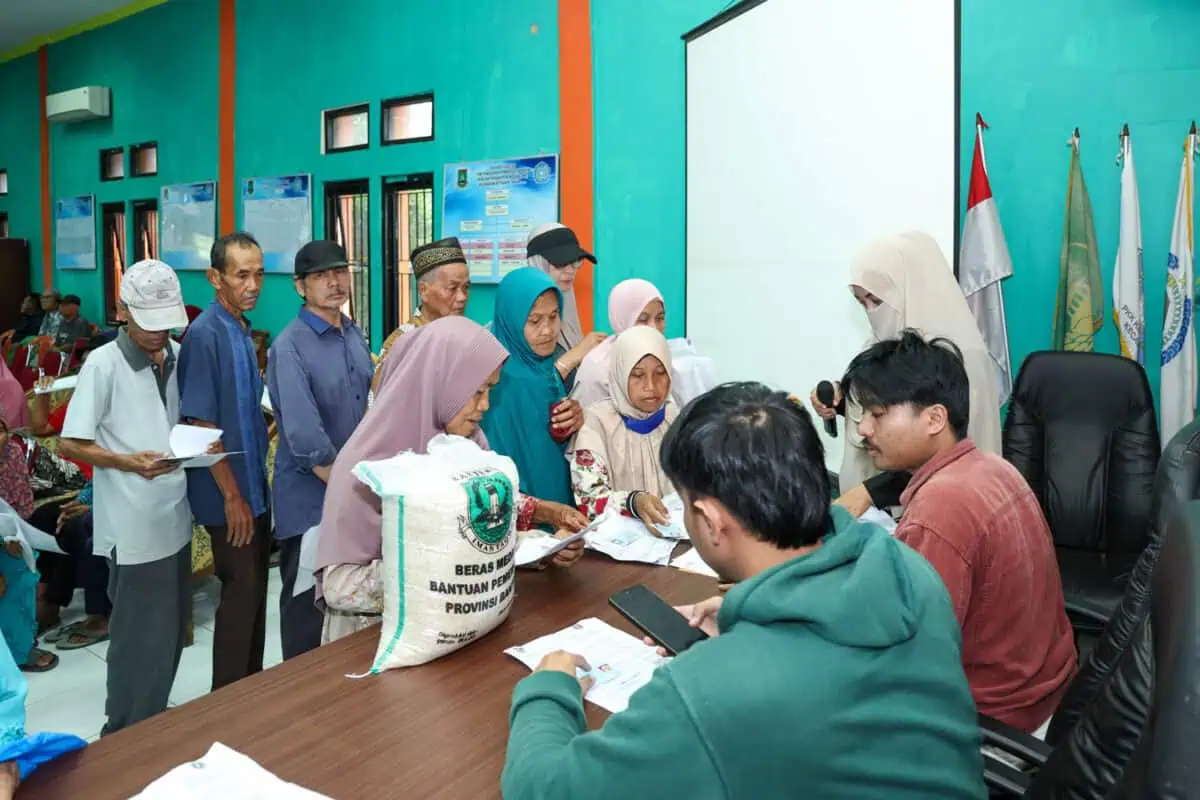 Pemprov Banten Salurkan Bantuan Beras dan Ayam untuk Ribuan Keluarga Pemprov Banten Salurkan Bantuan Beras dan Ayam untuk Ribuan Keluarga