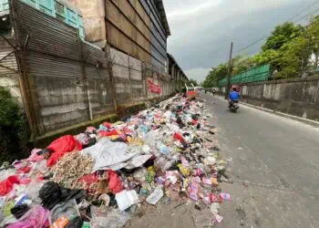 Tumpukan Sampah Menggunung di Wilayah Jatiuwung