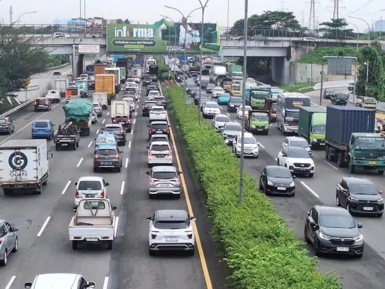Jalan Tol Berlubang, Antrean Kendaraan Mengular di Tol Cikupa–Karang Tengah