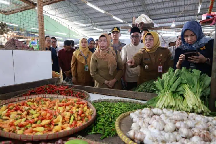 Pantau Harga di Pasar Cisoka, Intan: Cabai Rawit Merah Tembus Rp100 Ribu/Kg