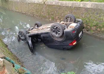 Gegara Ponsel, Minibus Terjun ke Kali Perumahan Puri Bintaro