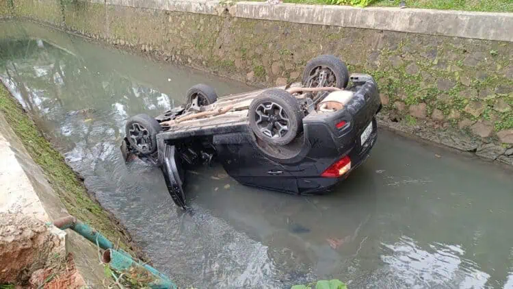 Gegara Ponsel, Minibus Terjun ke Kali Perumahan Puri Bintaro