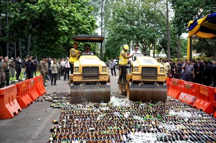Ribuan Botol Miras dengan Nilai Ekonomis Lebih dari Rp 45 Juta Dimusnahkan di Kota Tangerang