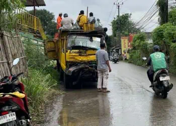 Truk Sampah Tabrak Warung dan Gerobak Bubur di Neglasari, Dua Luka