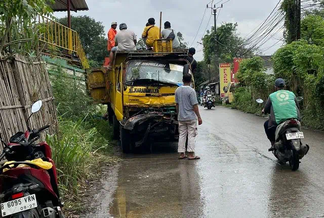 Truk Sampah DLH Kota Tangerang Tabrak Warung dan Gerobak Bubur di Neglasari, Dua Luka