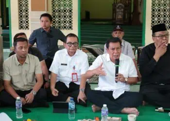 Bupati Tangerang, Moch. Maesyal Rasyid saat memimpin musyawarah bersama warga dan para tokoh, di Masjid Al-Muhajirin, Kecamatan Pasar Kemis, Jumat (10/4).  (ALFIAN/SATELIT NEWS)