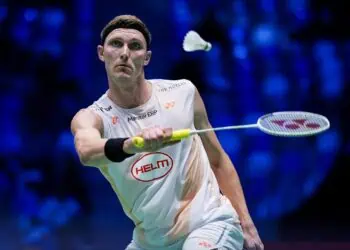 edera Punggung, Viktor Axelsen Gantung Raket