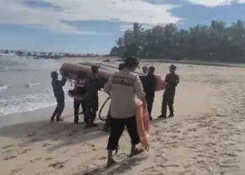 Asyik Berenang, WNA China Hilang Digulung Ombak di Lebak