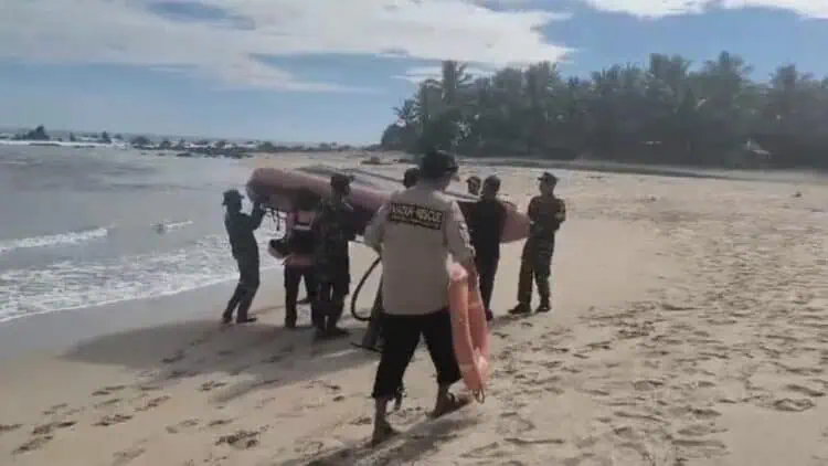 Asyik Berenang, WNA China Hilang Digulung Ombak di Lebak