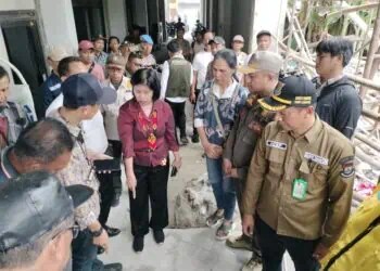 Petugas Satpol PP Kabupaten Tangerang melakukan pendataan bangunan di atas Sungai Cirarab. (ALFIAN/SATELIT NEWS)