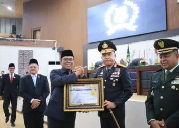 TERIMA PENGHARGAAN - Gubernur Banten Andra Soni, memberikan apresiasi dan penghargaan kepada Kapolda Banten Irjen Pol Hengki, atas keberhasilan pelaksanaan pengamanan arus mudik Lebaran 2026 bertempat di Ruang Rapat Paripurna DPRD Provinsi Banten pada Selasa (31/3/2026). (ISTIMEWA)