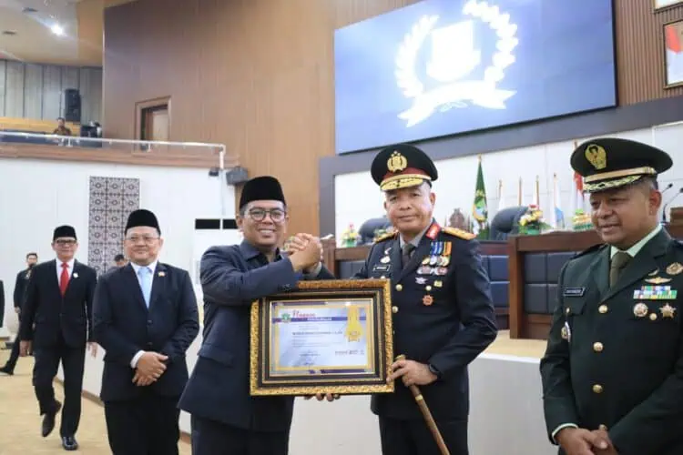 TERIMA PENGHARGAAN - Gubernur Banten Andra Soni, memberikan apresiasi dan penghargaan kepada Kapolda Banten Irjen Pol Hengki, atas keberhasilan pelaksanaan pengamanan arus mudik Lebaran 2026 bertempat di Ruang Rapat Paripurna DPRD Provinsi Banten pada Selasa (31/3/2026). (ISTIMEWA)
